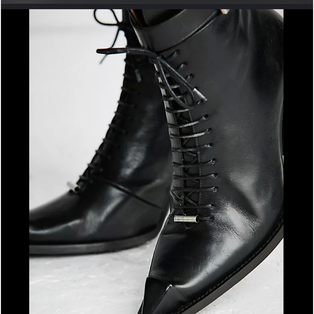 JOHN FLUEVOG SHOES, made in Portugal, size 7, all leather, lace front with zip